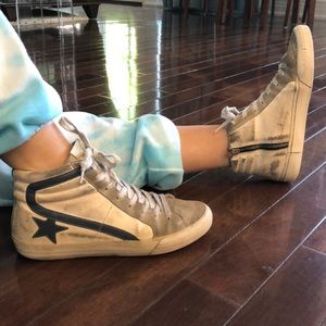 Golden Goose Mid-slide star Distressed sneakers.